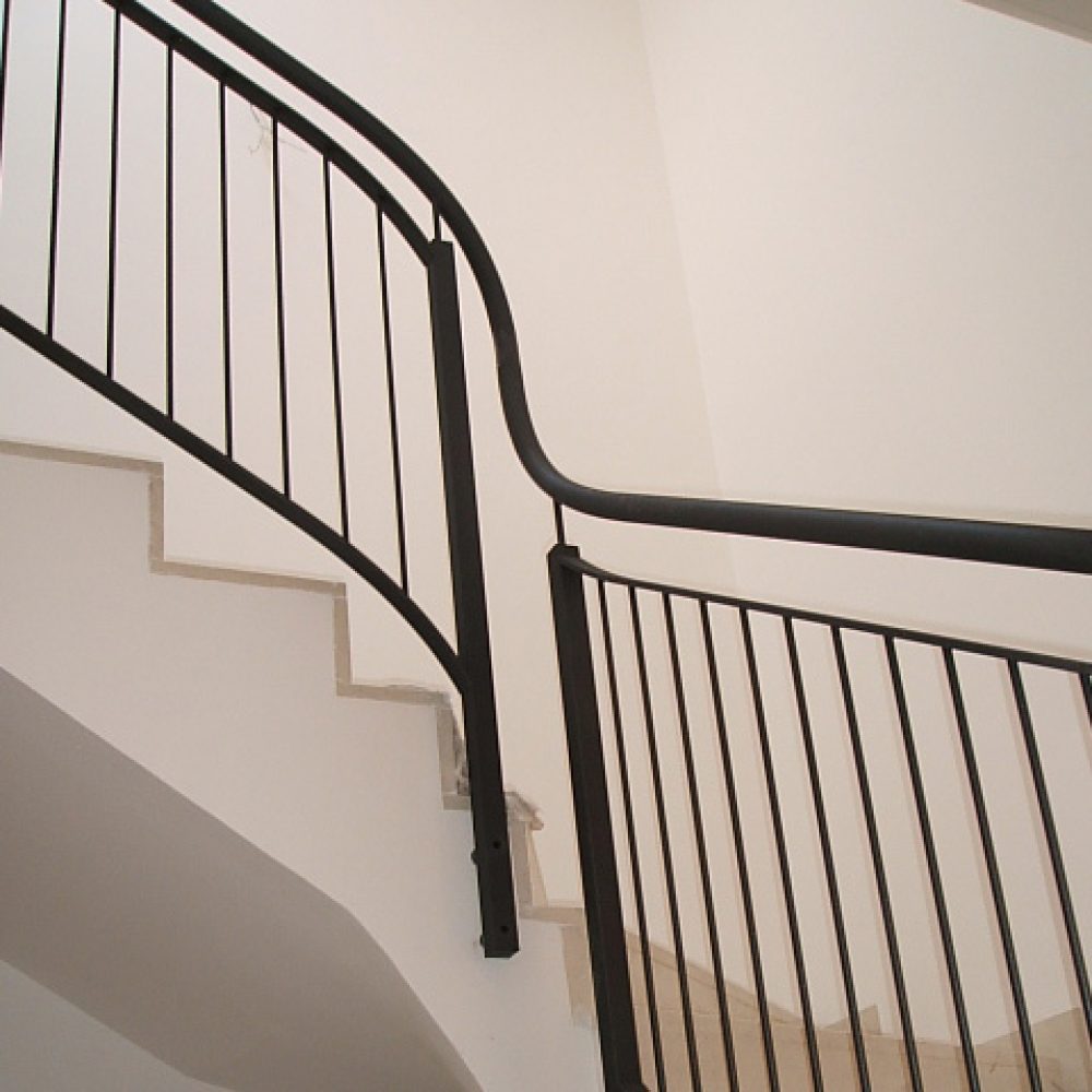 treppenhaus schwarz geländer